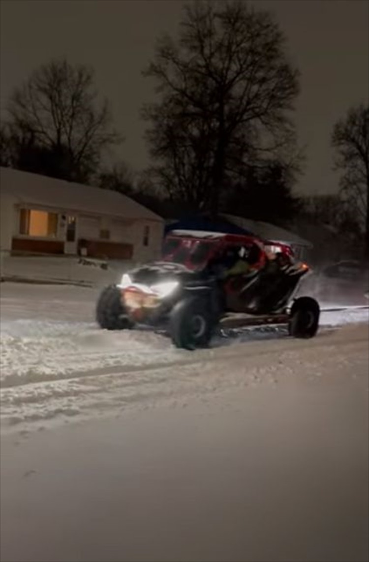 こんなイカした雪を楽しみ方があるなんて！雪道を車に牽引されてあらわれたのは・・・、なんと陸を走るはずのない『あの乗り物』でした！！