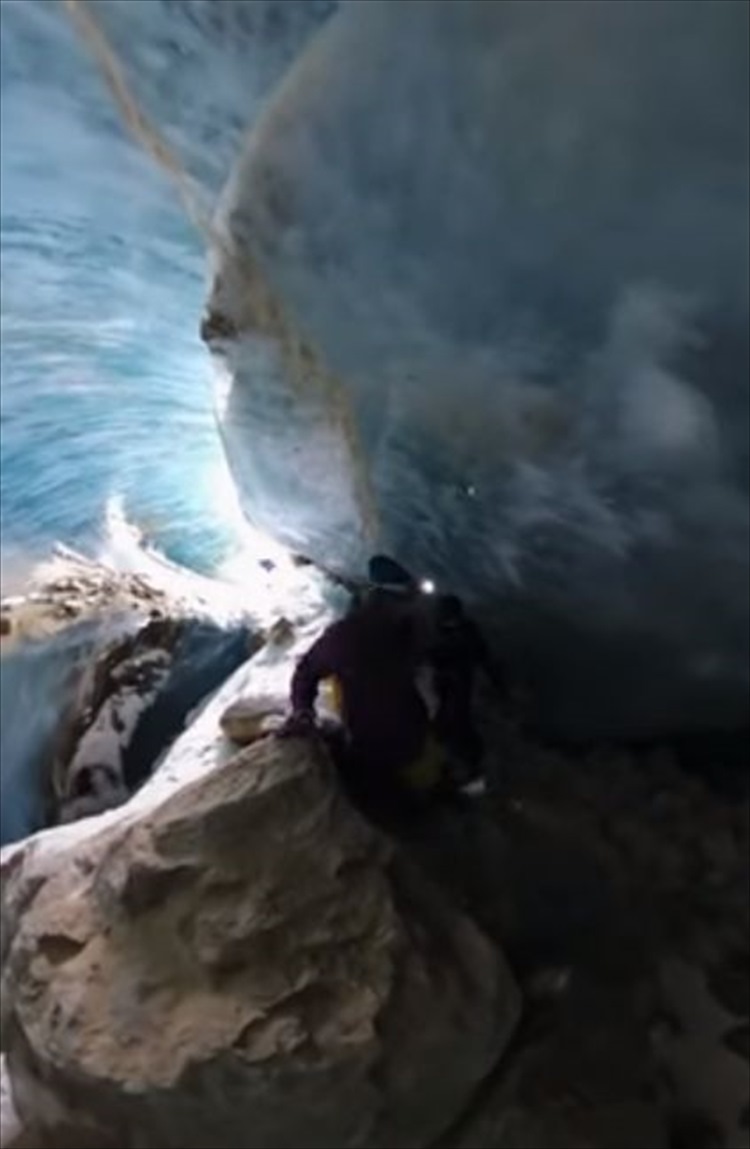 臨場感あふれる幻想的な映像。カザフスタンにあるのボグダノビッチ氷河の洞窟を探索したら、スゴい世界が広がっていました！！