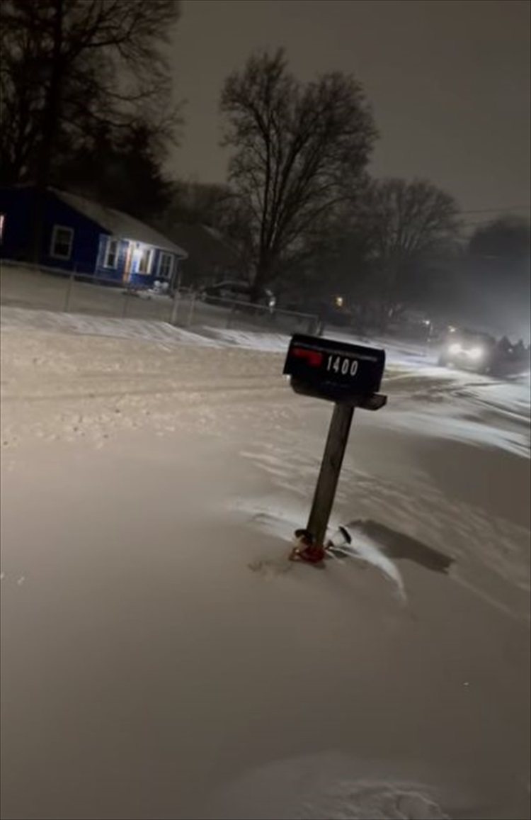 こんなイカした雪を楽しみ方があるなんて！雪道を車に牽引されてあらわれたのは・・・、なんと陸を走るはずのない『あの乗り物』でした！！