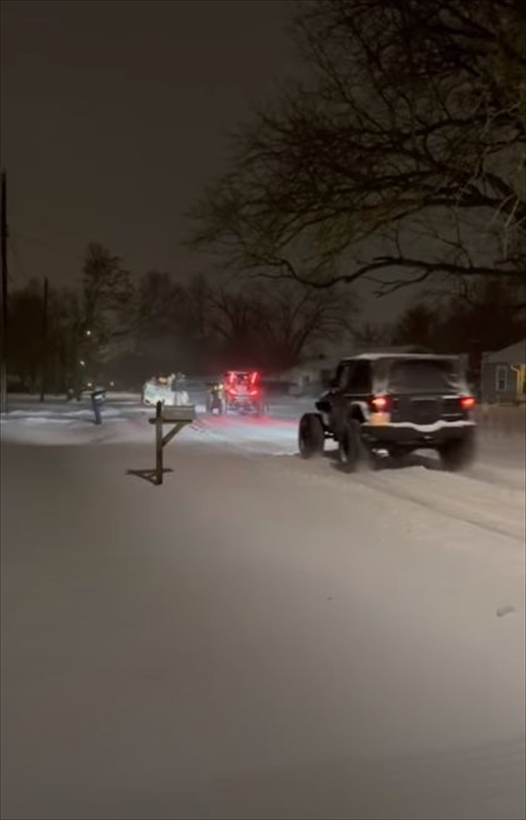 こんなイカした雪を楽しみ方があるなんて！雪道を車に牽引されてあらわれたのは・・・、なんと陸を走るはずのない『あの乗り物』でした！！