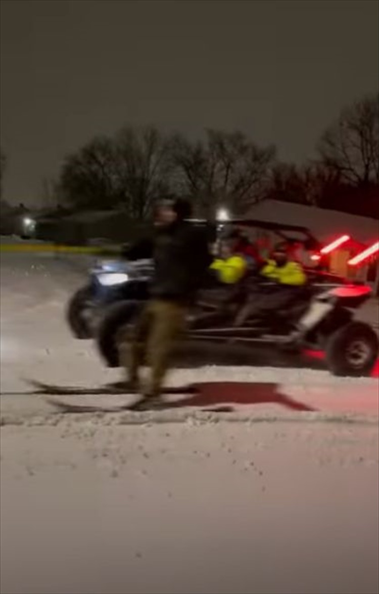 こんなイカした雪を楽しみ方があるなんて！雪道を車に牽引されてあらわれたのは・・・、なんと陸を走るはずのない『あの乗り物』でした！！