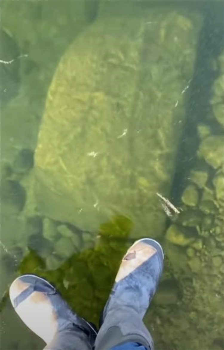 男性が歩いているのは水の上？！実はこれ、セバゴ湖という湖に張っているスゴく透明な氷の上なんです！！