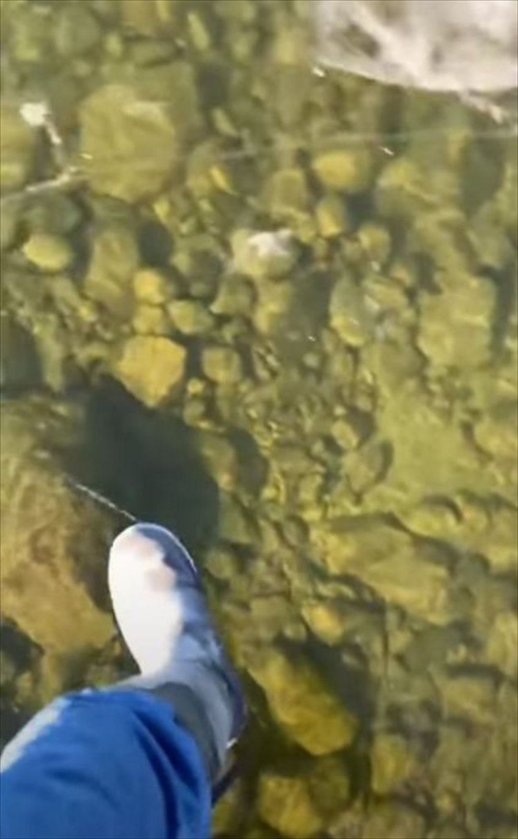 男性が歩いているのは水の上？！実はこれ、セバゴ湖という湖に張っているスゴく透明な氷の上なんです！！