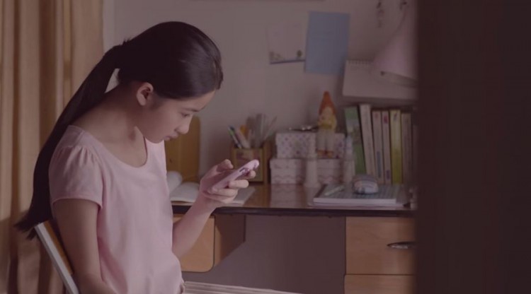 【感動動画】母を亡くし悲しみに暮れる少女に届いた母からのLINE これは涙なしでは見られない