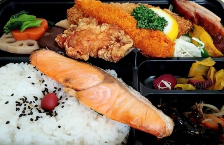 お弁当の定番「幕の内弁当」とはどんなお弁当?その名前の由来は?「松花堂弁当」との違いは?