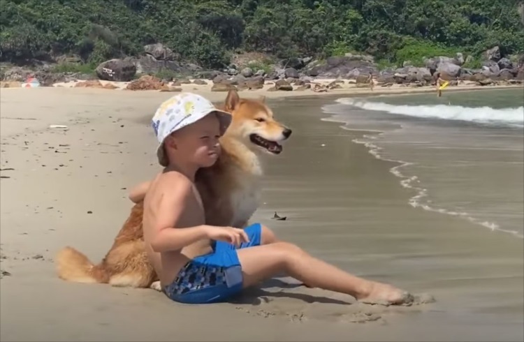 いつも一緒のふたりはベストフレンド！ビーチを一日中満喫する様子が微笑ましい