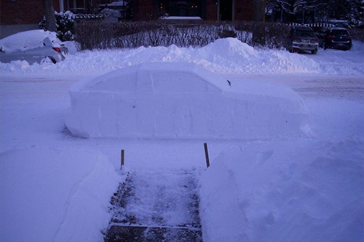 路上に雪で車の雪像を作ったら警察官に駐車禁止の切符を切られる！切符に書かれていた内容は！？