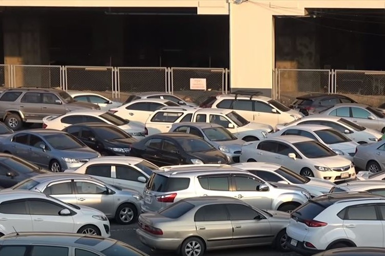 世界で最もぎっしり詰まった駐車場！？まわりの車を手押しでどかさないと出られない…