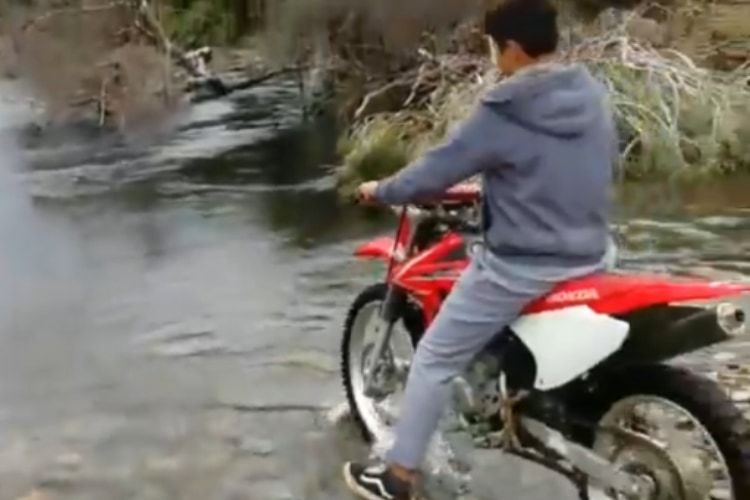 やめときゃいいのに！調子に乗ってバイクで川を渡ろうとチャレンジした結果･･･