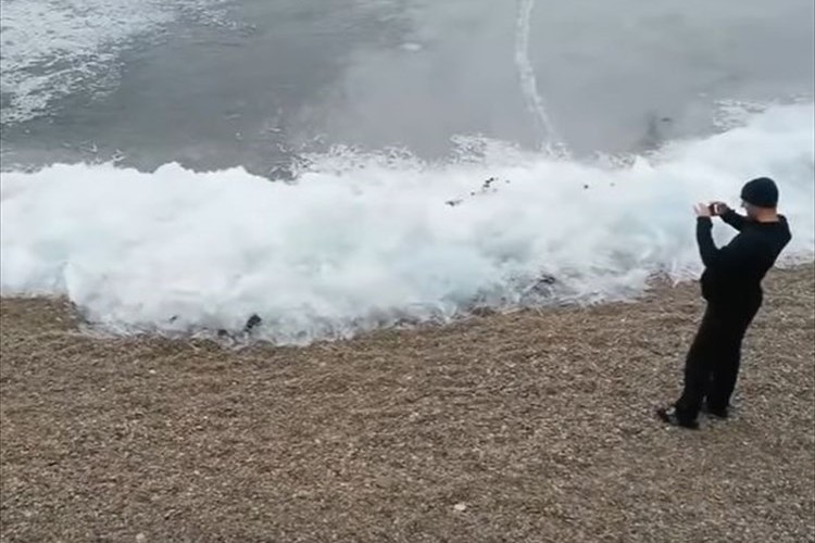 これはスゴイぞ! バイカル湖で撮影された「氷の波」が凄い！シャリシャリと氷が打ち寄せる!?