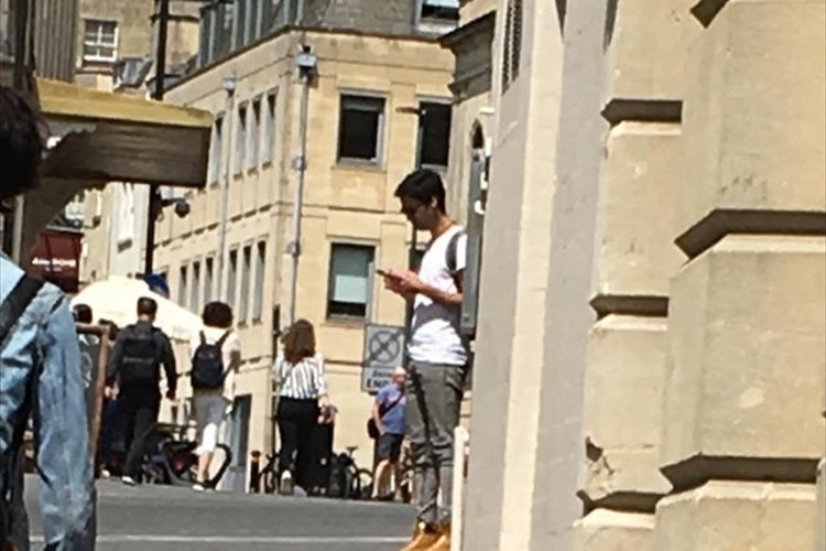 【トリック写真】あれ?この人浮いてるよね?どう見ても浮いている写真、いったいどうなってるの?種明かしされても頭が混乱する不思議な写真
