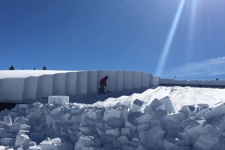 屋根の上に降り積もった2メートル以上の雪！大変すぎる雪下ろしが話題に