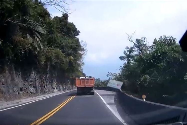 「落石注意」の標識が見えたと思ったら…目と鼻の先で落石が!ドラレコの映像が恐ろしい