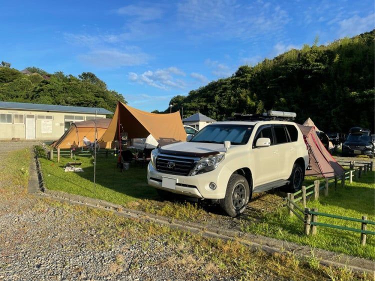 夏の海も似合う相棒！ランドクルーザープラドと暑い季節も楽しく過ごそう【あなたの『車×キャンプスタイル』】