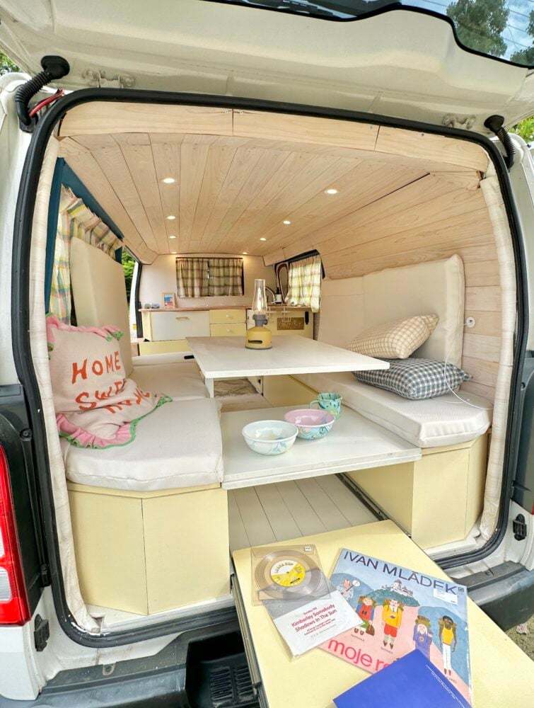 バンライフというスタイルに憧れてハイエースを購入♪自分でデザインしたキャンピングカーで旅をするクリエイティブ女子