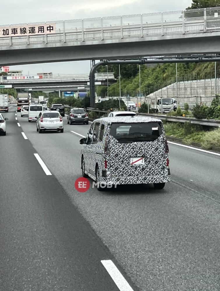 日産 新型セレナを高速道路で目撃！プロパイロット2.0のテスト走行か