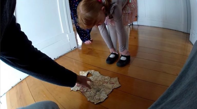 家の中で「宝の地図」をみつけた少女。地図が示した先には秘密の部屋が…結末にほっこり