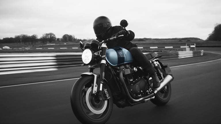 【イギリスのバイクメーカーとコラボ】“ブライトリング”と“トライアンフ”の魅力が合わさった最新モデルをチェック！【コラボモデル再考】