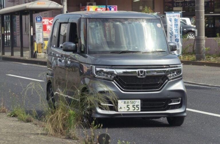 ナンバープレートを横にずらすのは合法？厳格化された取付け基準、結局何がNGなのか