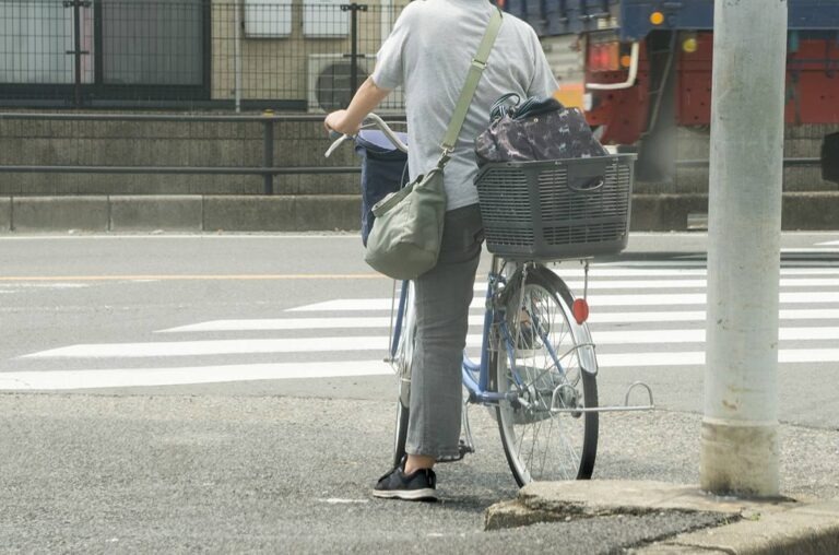 「歩行者等」に自転車や車椅子は含まれる？“横断歩道で車が絶対に止まるべき場面”を教習所指導員に聞いてみた