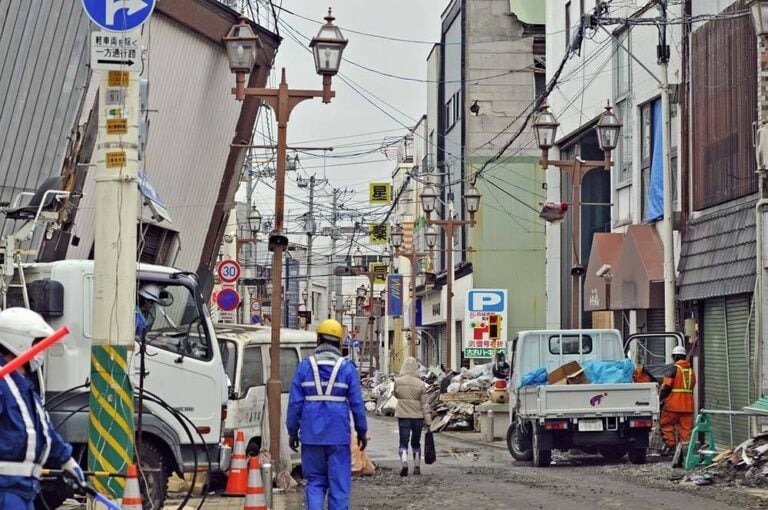 大地震への備え…できてますか？「運転中に大きな揺れを感じたら車は◯◯◯する」その認識は本当にあってる？身を守るために知っておきたい3つのポイント