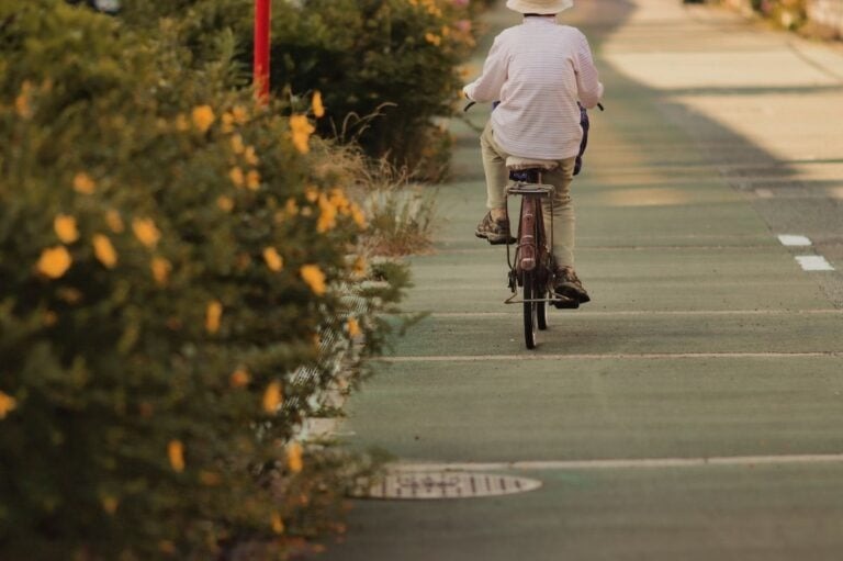 「心臓が縮み上がった」「この街は大丈夫？」ドライバーが物申す！“自転車の交通マナー”に思うこと