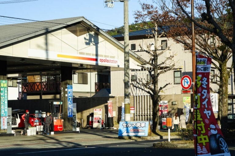 ガソリンスタンドなのに「給油できません」京アニ事件の後にルールが厳格化された”詰め替え販売”って何？