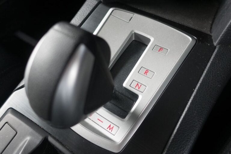 下り坂で「N」に入れてる人は今すぐやめて!意外と誤解されてるAT車のセレクターレバーの使い方
