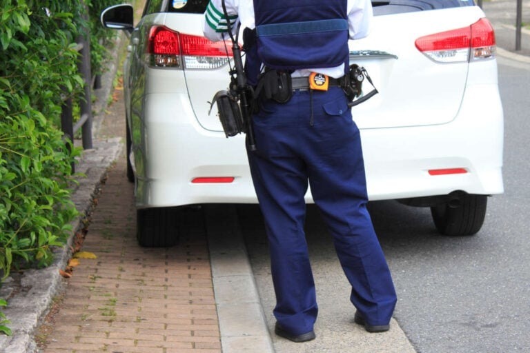 “あんちゃん持ち”は違反？12時位置に片手だけ置くハンドルの持ち方は頭悪い？