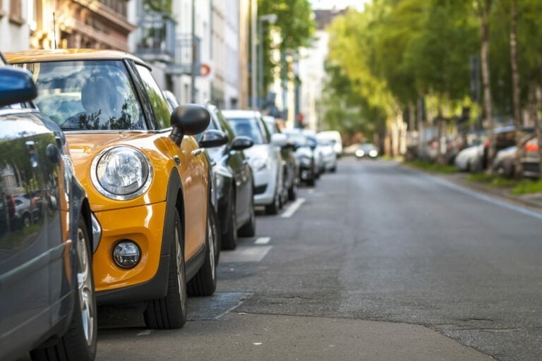 「自宅の前の道路に車を一晩停めただけ」でも駐車違反になる？最悪前科がつく？