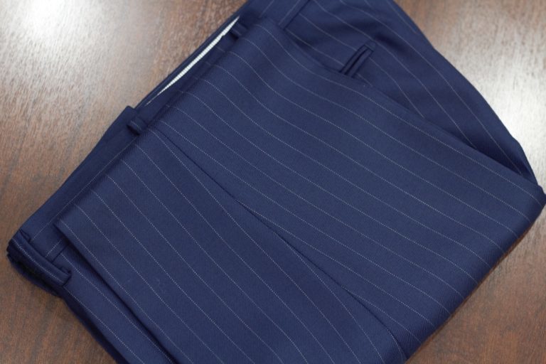 スーツを持ち運びする3つの方法を紹介！シワにならないたたみ方を解説