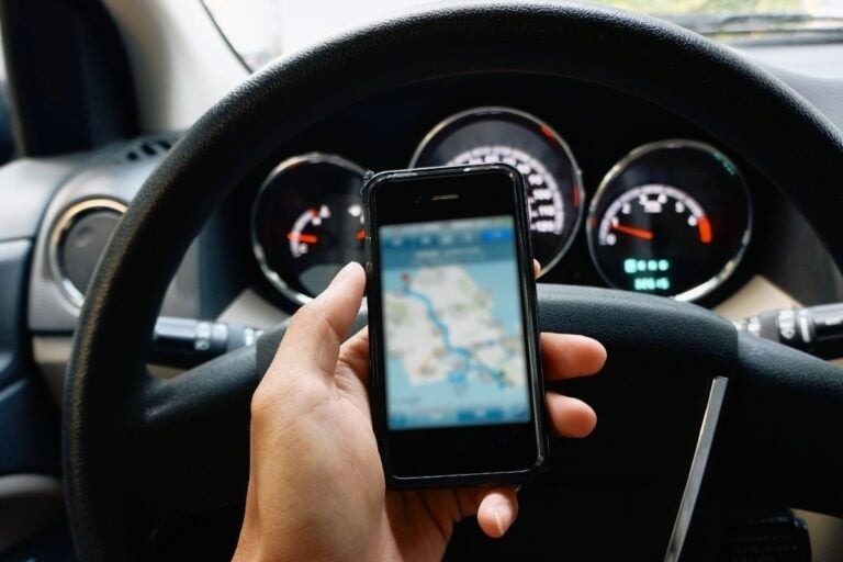 「カーナビはやっぱスマホじゃダメ？」便利な反面思わぬ落とし穴も…スマホナビで困った経験談