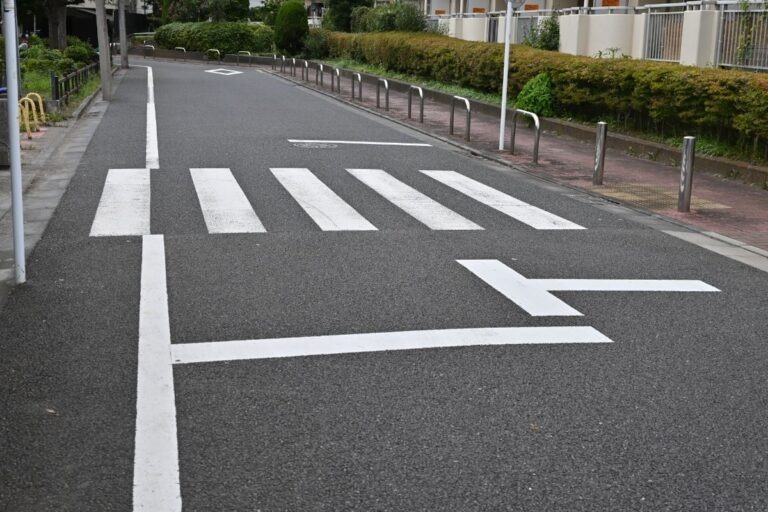 「歩行者等」に自転車や車椅子は含まれる？“横断歩道で車が絶対に止まるべき場面”を教習所指導員に聞いてみた