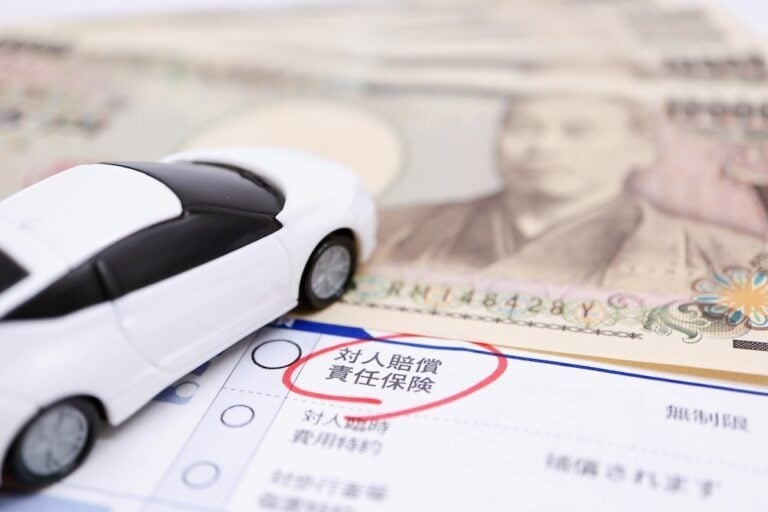 「自動車保険はどれも同じ」って本当?みんなはどう選んでる?“特約”や“ロードサービス”…加入前にチェックするポイントは?年齢別の相場も