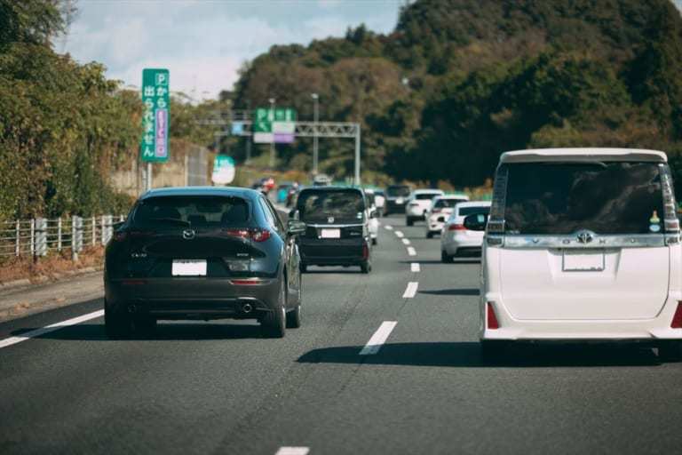 車間距離の詰め過ぎは違反だけど空け過ぎは問題ない？ 車間距離の考え方について考察