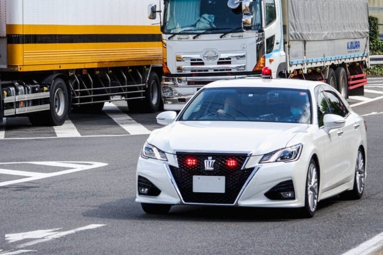 遅すぎる迷惑車は「逆あおり運転」で通報できる？パトカーでの取り締まり事例はあるか調べてみた