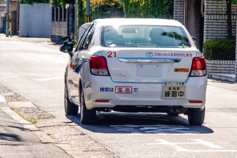 30代からの免許取得は難しい？免許保有者の7割が24歳までに取得…若いうちに取ったほうがいい意外な理由とは