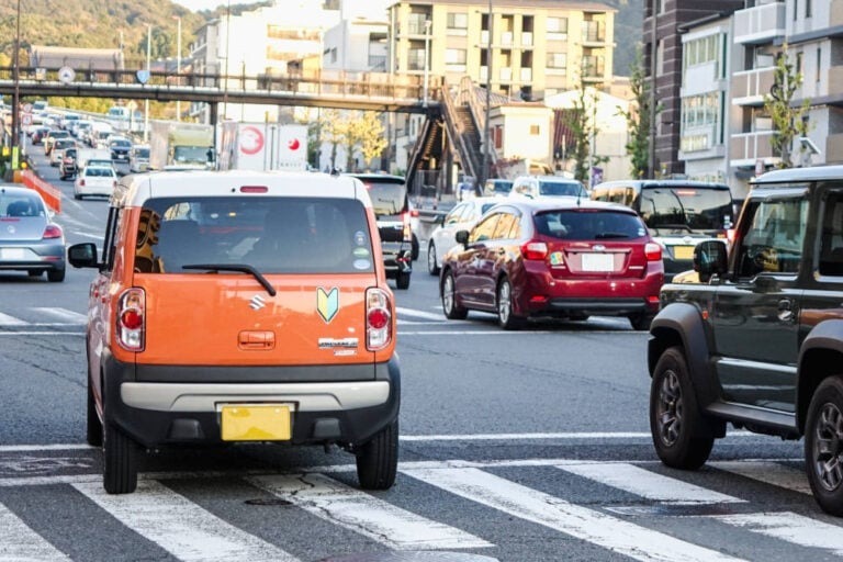 遅すぎる迷惑車は「逆あおり運転」で通報できる？パトカーでの取り締まり事例はあるか調べてみた