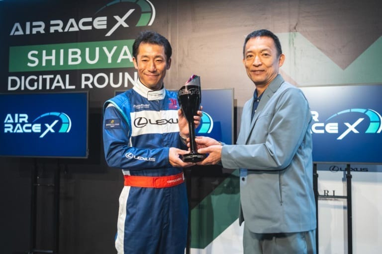 世界初の都市型XRスポーツ！ エアレースパイロット・室屋義秀選手｢エアレース エックス｣初代勝者に決定､1秒強の大差で快勝！