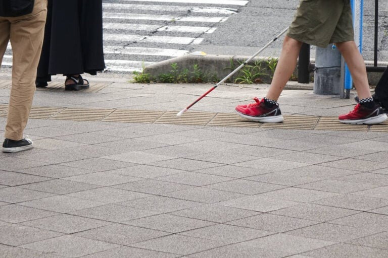 「目が見えない人が安全に横断歩道を渡るために」あなたが知らない“エスコートゾーン”、ドライバーがすべきサポートとは