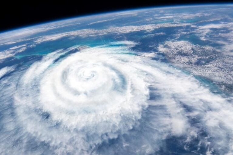 「風が吹けばタイヤ屋が儲かる」台風通過後の道には危険な落とし物がいっぱい!踏んでパンクしないためにはアレ注意?
