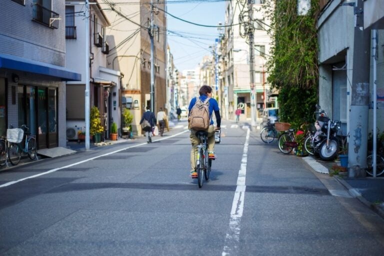 危険な共存？『ながら運転』や違反も多発…自転車にヒヤッとした運転中のエピソード