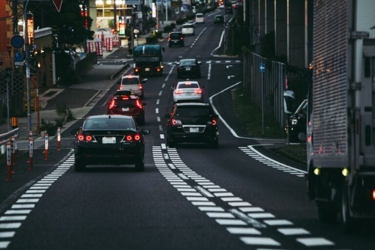 「ゆるゆるダラダラ止まる車、ぶっちゃけ迷惑！」交差点や信号で見かけるこんなドライバーにモヤモヤ