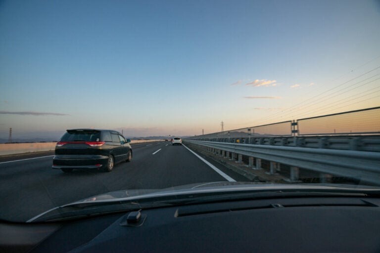 右ウインカー点けっぱなしトラック、これってあおり運転じゃないの?“暗黙のルール”について警察官に聞いてみた