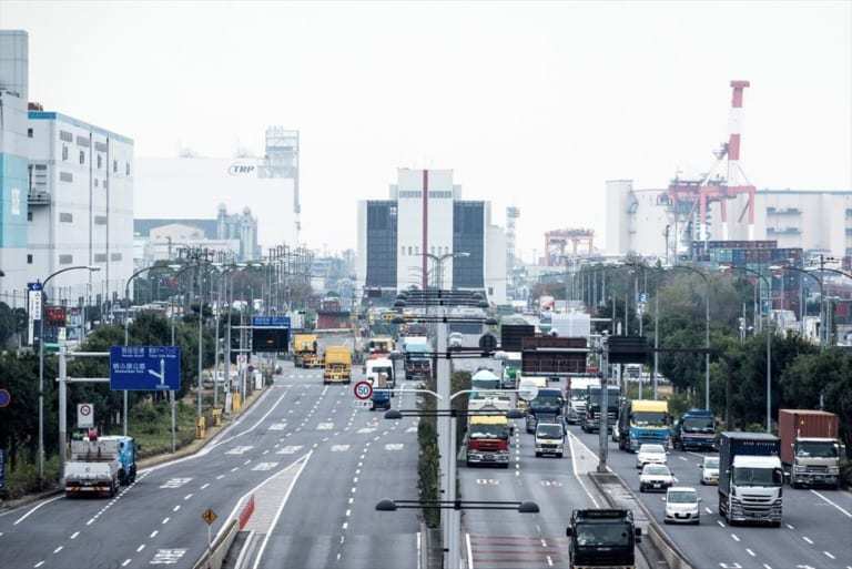 車間距離の詰め過ぎは違反だけど空け過ぎは問題ない？ 車間距離の考え方について考察