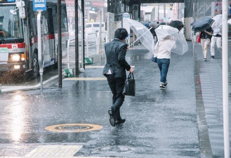 天候の急変が事故の原因になる？！強風や豪雨が運転に及ぼす影響