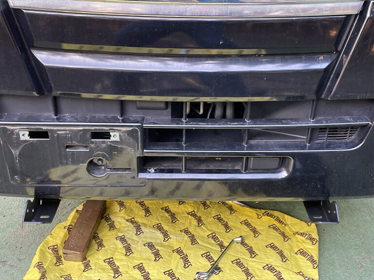 車中泊仕様の軽トラにしし狩バンパーを取り付けた