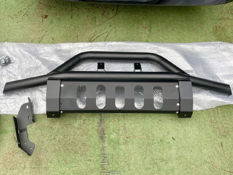 車中泊仕様の軽トラにしし狩バンパーを取り付けた