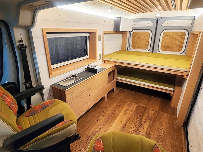 ハイエースより広いバンで旅をした！VANLIFEで体験したリアルな居住感