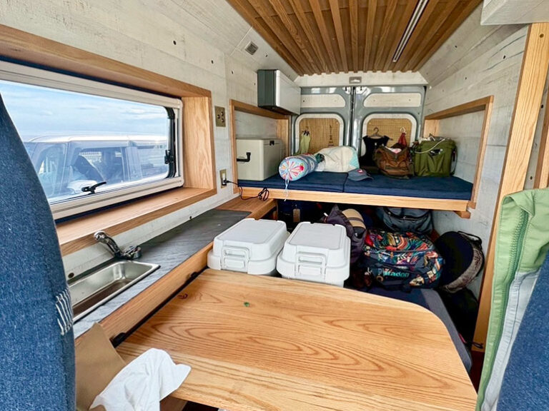 ハイエースより広いバンで旅をした！VANLIFEで体験したリアルな居住感
